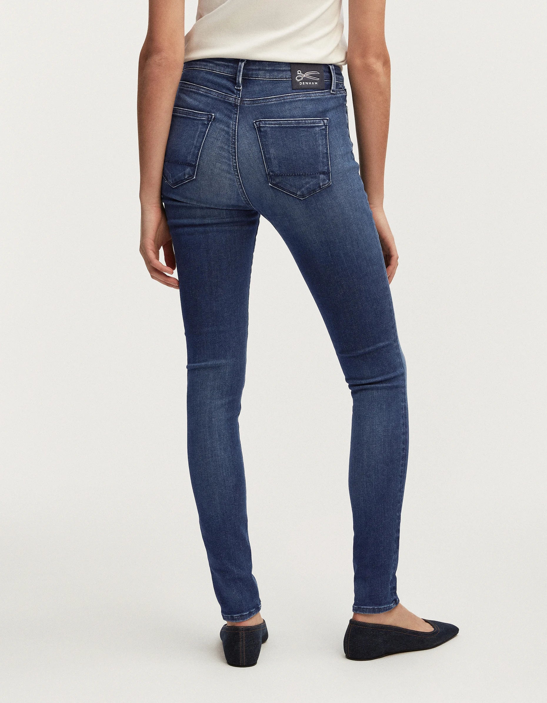 Product Description: The Denham NEEDLE Skinny - Dark Soft Wash blue jeans offer a comfortable fit and free movement for the legs.