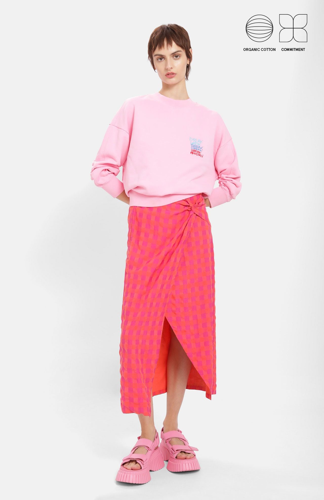 Pink relaxed fit crewneck sweatshirt with logo on right side chest