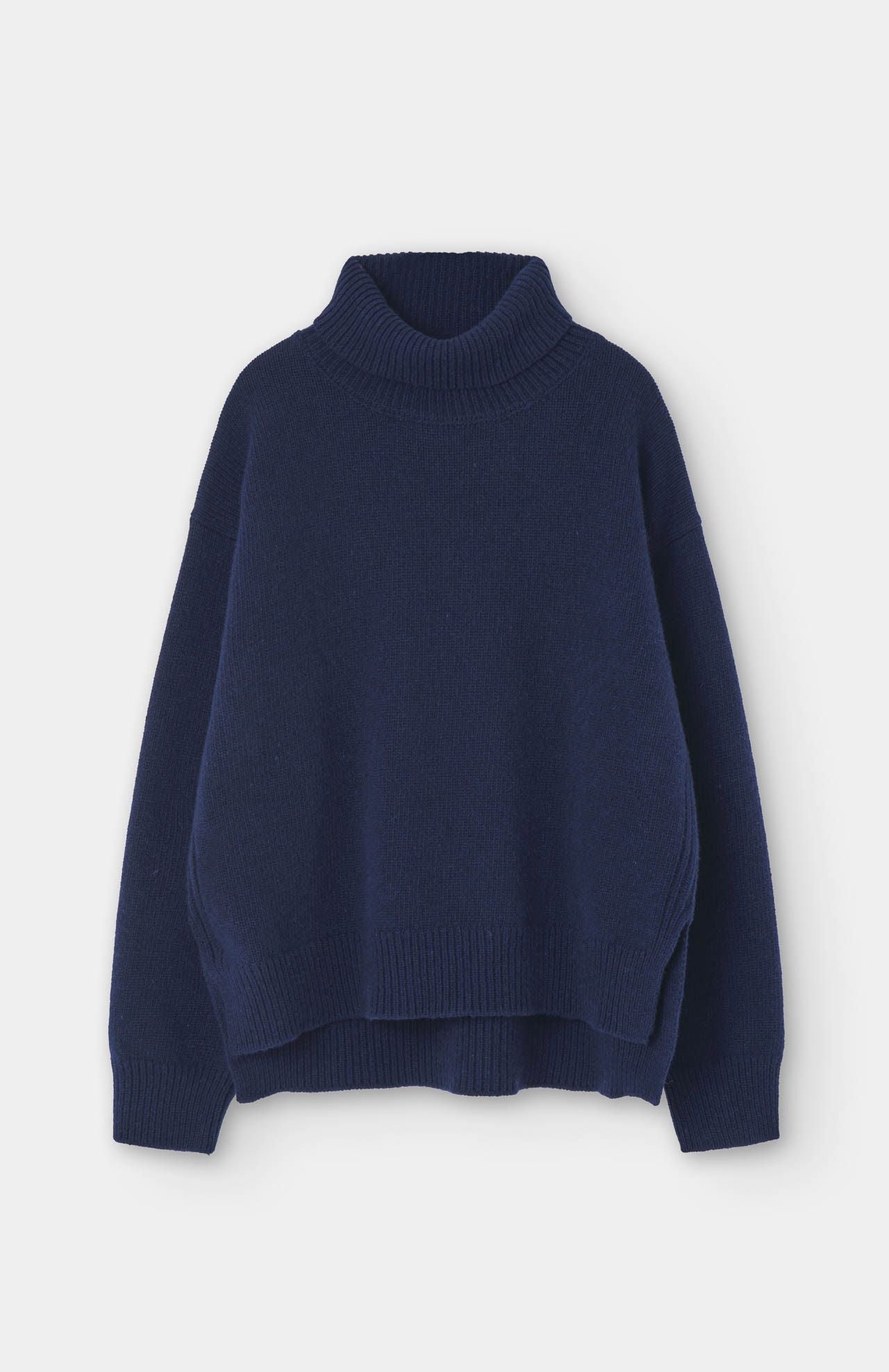 The Loreak Mendian Isla W jumper is a navy blue chunky knit turtleneck sweater with long sleeves and ribbed cuffs, hem, and collar, displayed on a plain white background.