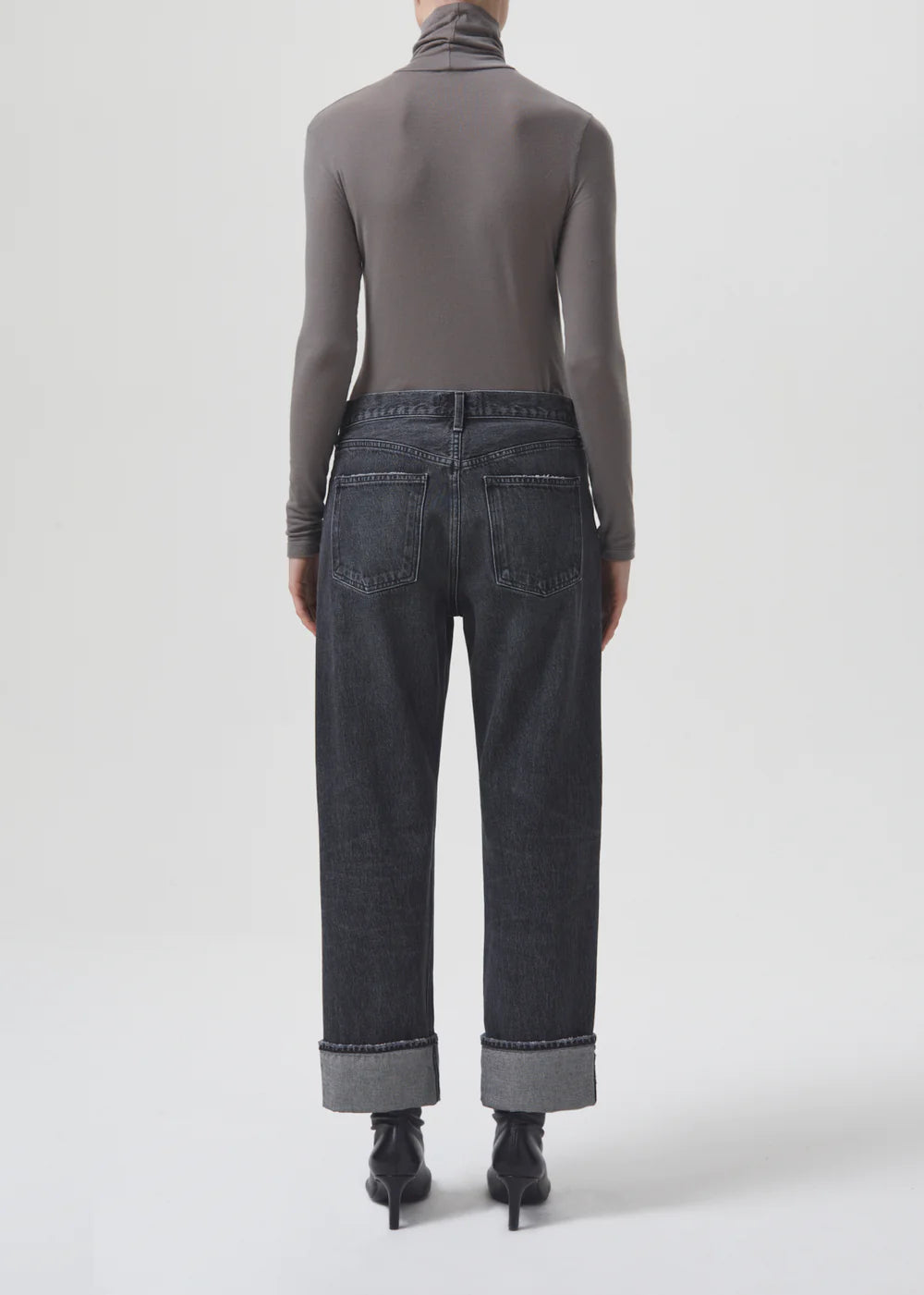 The back view of a woman wearing AGOLDE Fran Low Slung Straight - Ditch jeans.