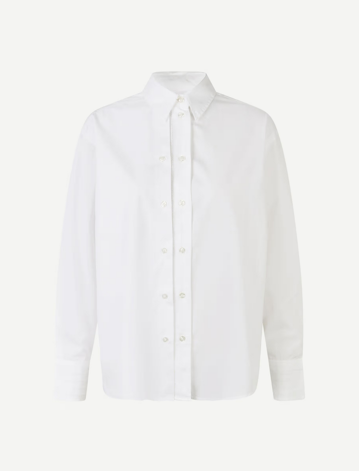 The Salasa Shirt - White from Samsøe Samsøe is a relaxed-fit, 100% cotton long-sleeve poplin shirt featuring a pointed collar, elegantly displayed on a plain background.