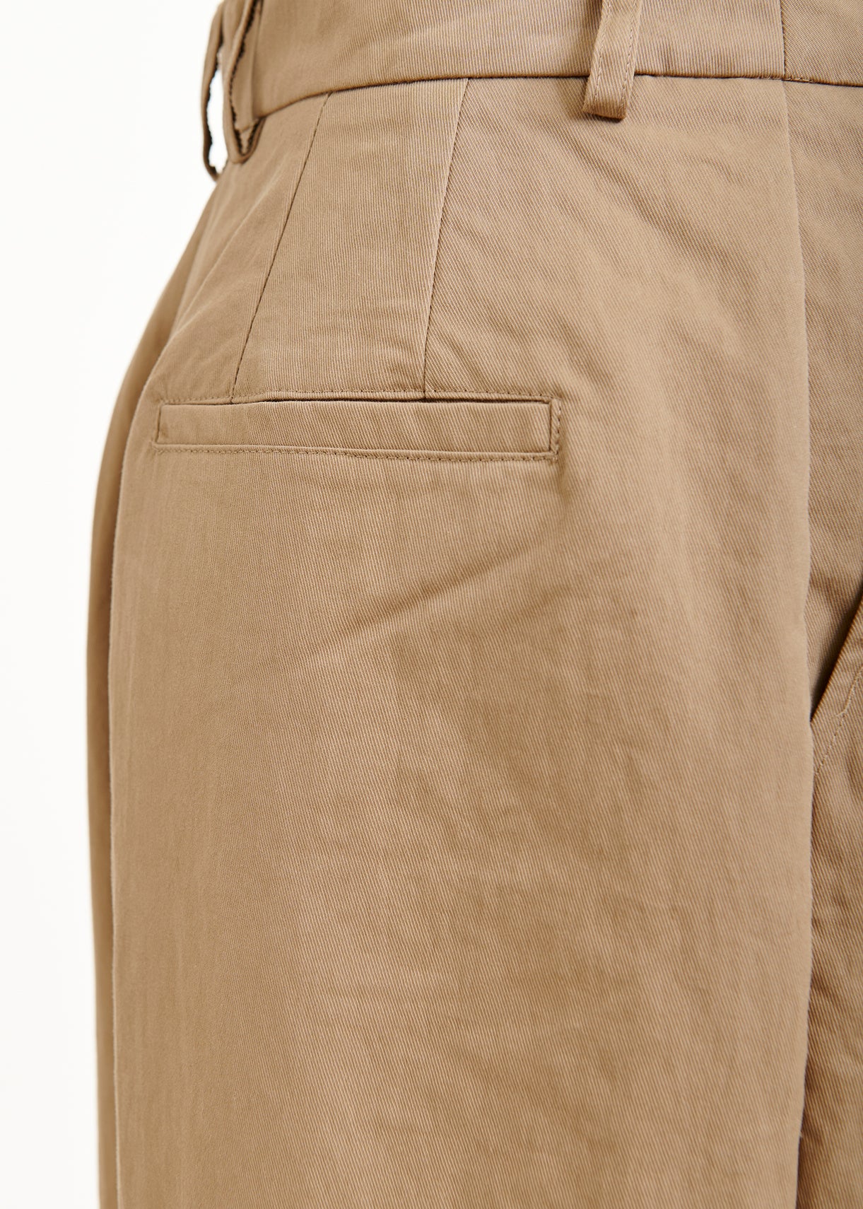 Close-up of the back pocket on the Essentiel Antwerp Jazmine Pleat Trousers in Maple, showing a welt pocket, belt loops, and textured cotton-blend fabric in a relaxed fit.