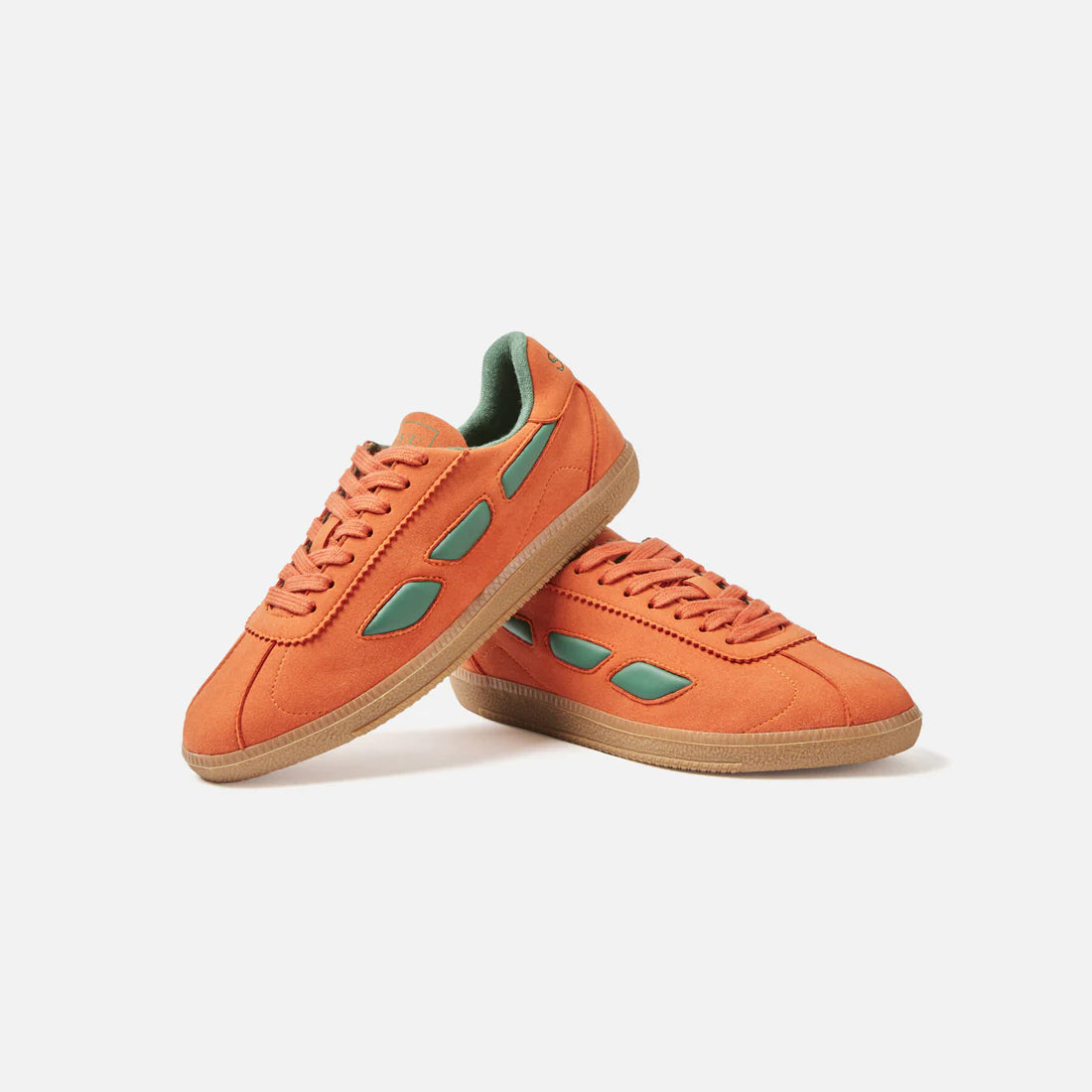 A pair of SAYE Modelo '70 Sneakers - Orange & Green with a retro silhouette.