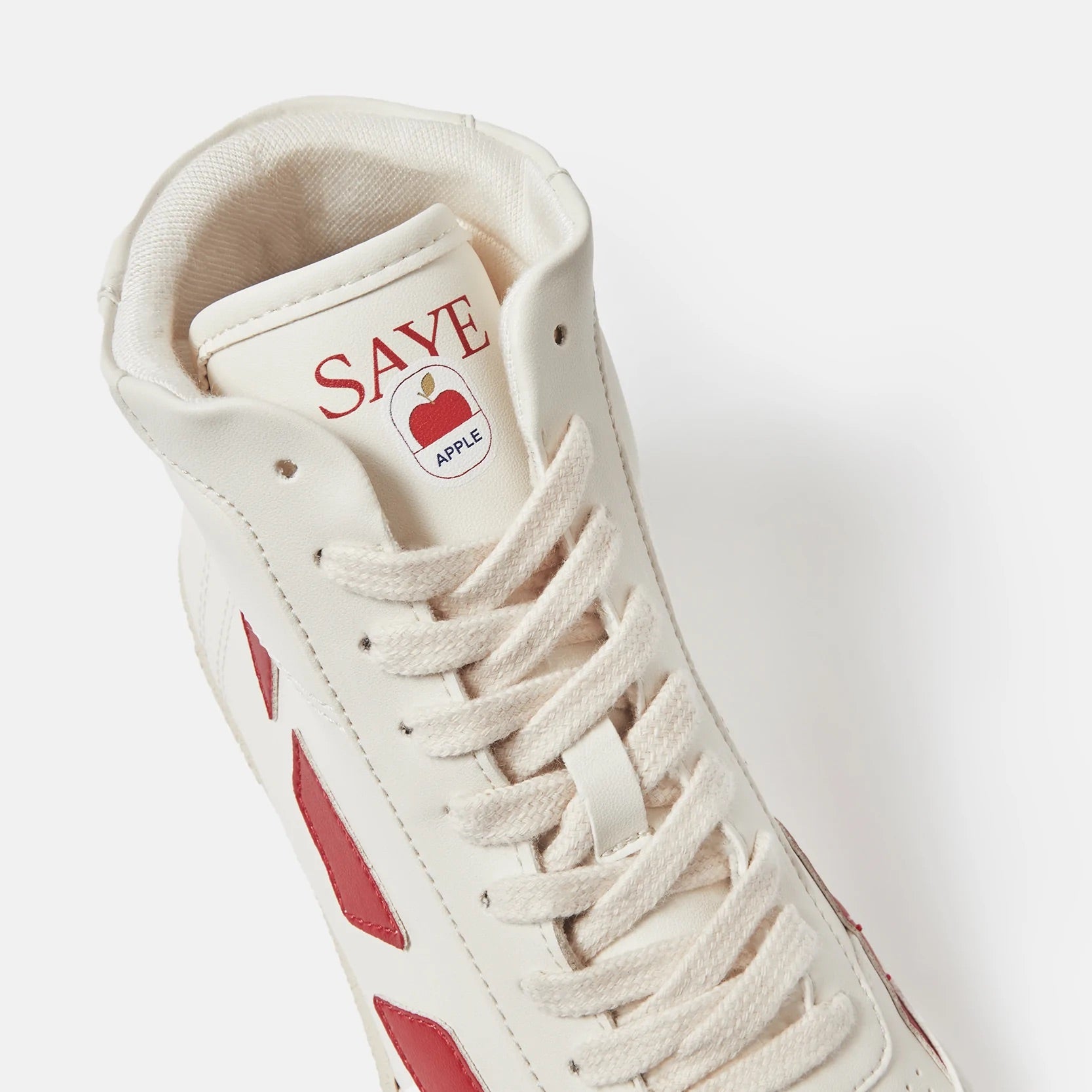 A SAYE Modelo '89 Hi Sneaker with the word santa on it.