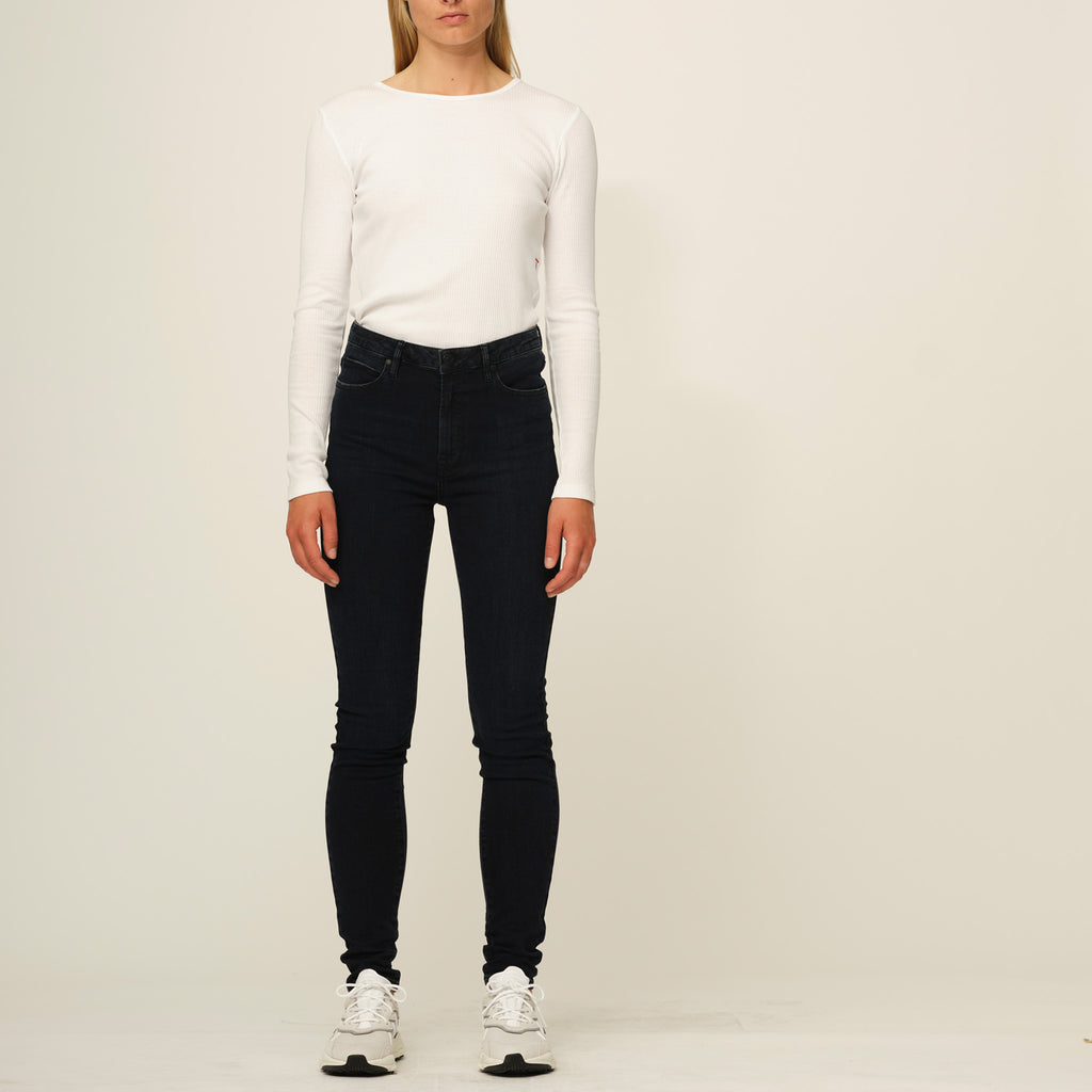 woman wears bowie high rise skinny in Austin