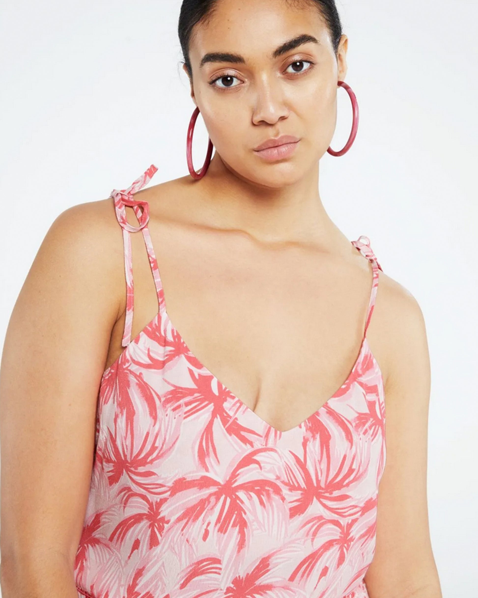 The model is wearing a sustainable fabric Eline top - Palmeraie Mini with a pink palm print by Fabienne Chapot.