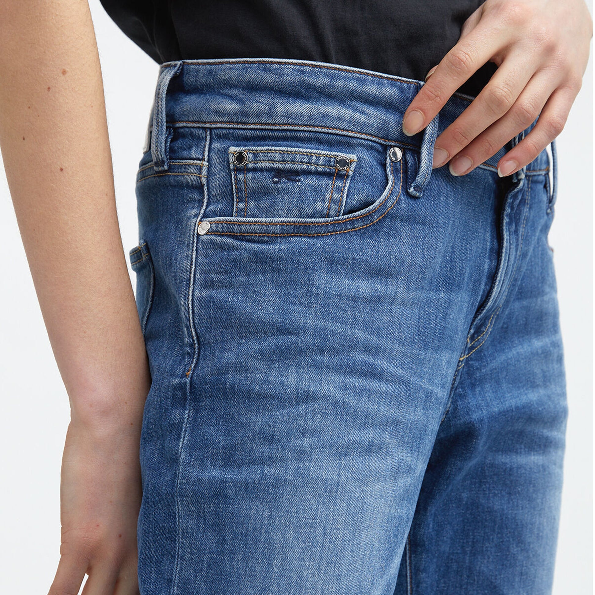 The Denham MONROE Mid Girlfriend - Light Fade & Whiskers Jeans for women are made from comfort stretch denim and feature a convenient pocket on the side. These stylish jeans are crafted in collaboration with our Italian partner mill, ensuring top quality.